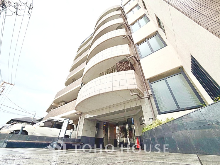 エントランス 触れることが出来そうな環境が、そのままインテリアに。その豊かで眩い眺望には、心地よい光と風が溢れ、ずっと眺めていたくなるような空間を演出してくれます。