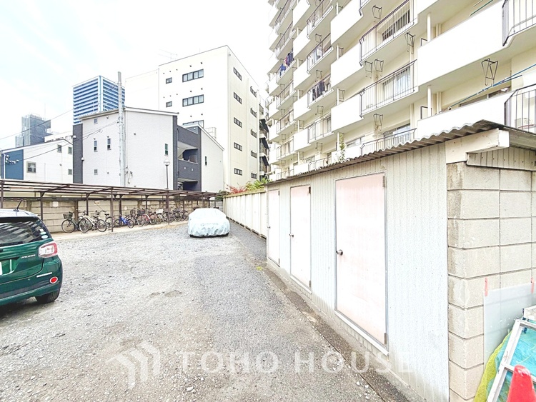 エントランス 【toilet】トイレットペーパーの使用回数を減らせることです。 シャワートイレを使用すれば、洗浄して汚れを落とすことができるため、トイレットペーパーの使用を最小限にとどめることができます。