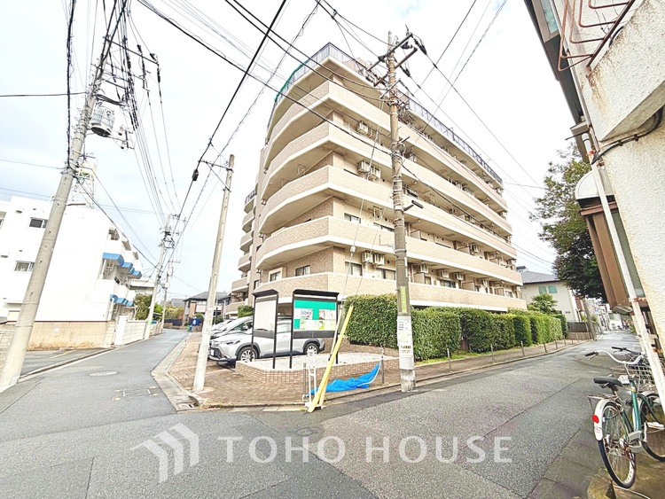 外観 太陽の光をスマートにリビングへ。優しくいざなわれた採光が朝は目を覚ませ、昼はくつろぎ、そして夕刻には温もりを与える。他にはないおしゃれなデザインで。