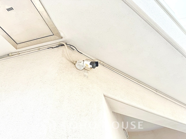 外観 【Kitchen】美しく使いやすいキッチンは油汚れが簡単に拭き取れる素材で加工されており、浄水器シャワーから流す水の音を軽減する静かなシンクを採用。