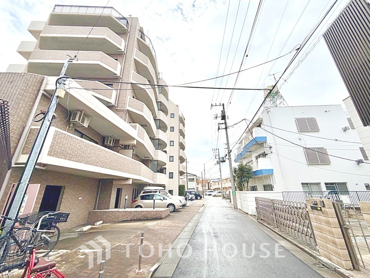 エントランス 【toilet】トイレットペーパーの使用回数を減らせることです。 シャワートイレを使用すれば、洗浄して汚れを落とすことができるため、トイレットペーパーの使用を最小限にとどめることができます。