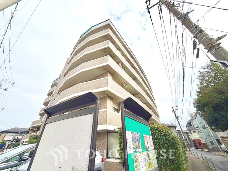 外観 【Kitchen】美しく使いやすいキッチンは油汚れが簡単に拭き取れる素材で加工されており、浄水器シャワーから流す水の音を軽減する静かなシンクを採用。