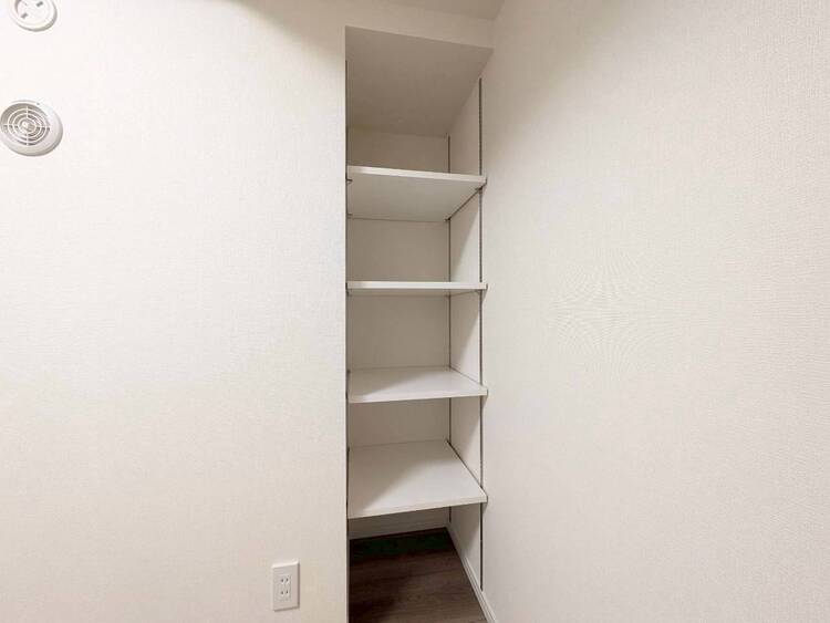 収納 家電やスーツケース、ストック品など何でも片付く嬉しい空間です。