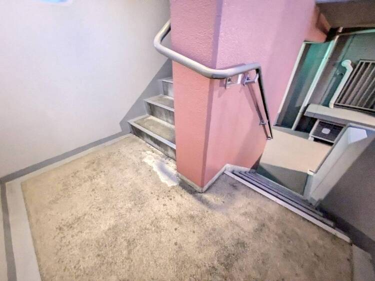 設備 共用部の階段です。明るく清潔に管理されています。