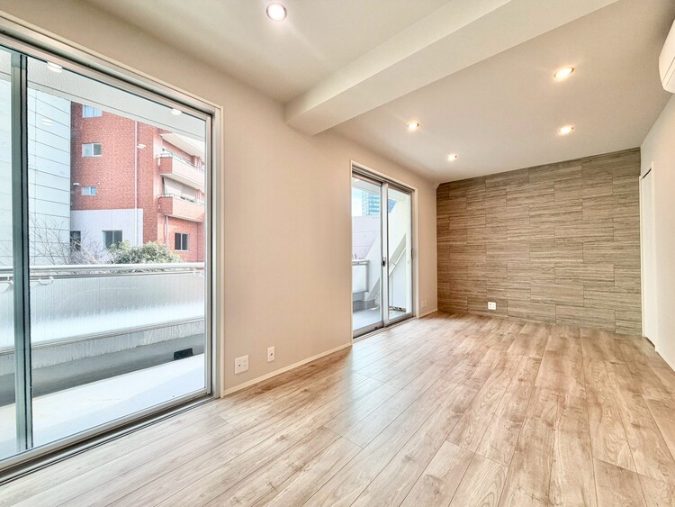 居間 通風・採光に優れ、心地よい光と風が溢れています。