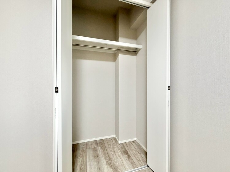 収納 家電やスーツケース、ストック品など何でも片付く嬉しい空間です。