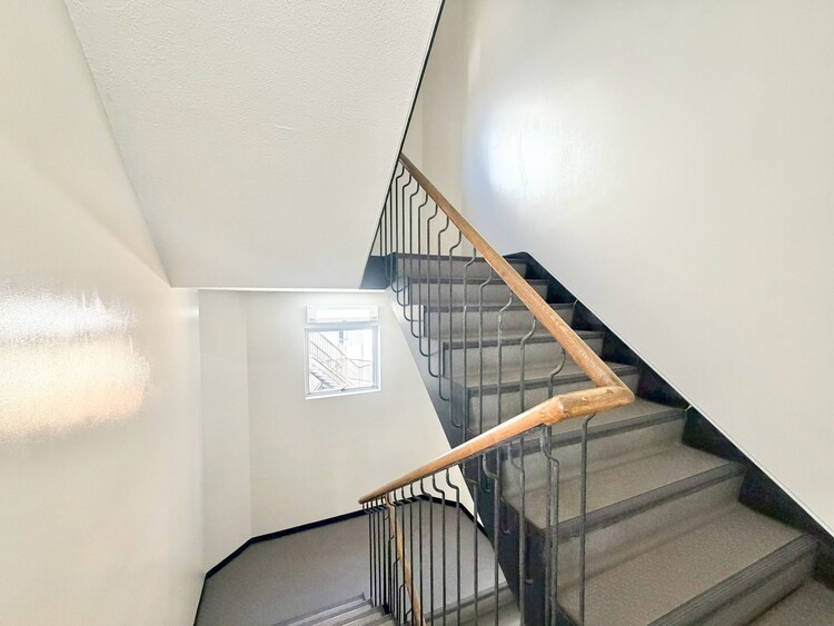 設備 共用部の階段です。明るく清潔に管理されています。