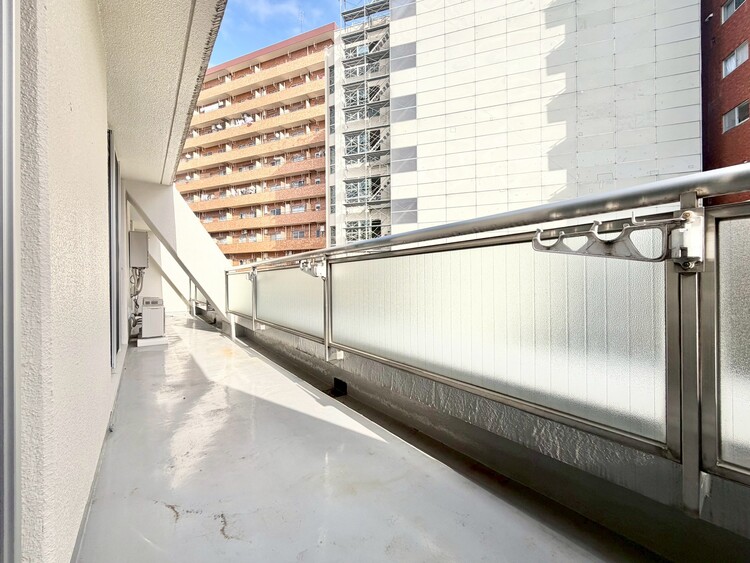 バルコニー 朝の澄んだ空気や、夕方に吹く清々しい風を感じられるバルコニー。