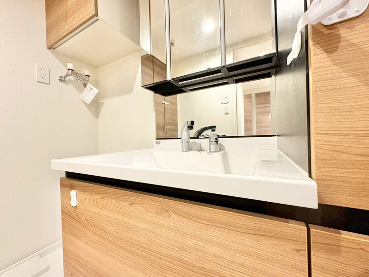 その他 清潔感を感じられる洗面化粧台。