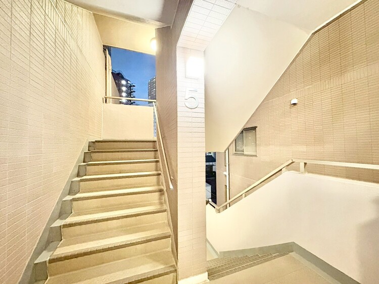 その他 共用部の階段です。明るく清潔に管理されています。