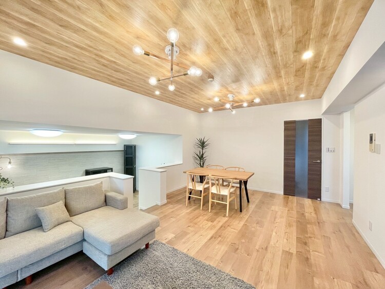 居間 通風・採光に優れ、心地よい光と風が溢れています。