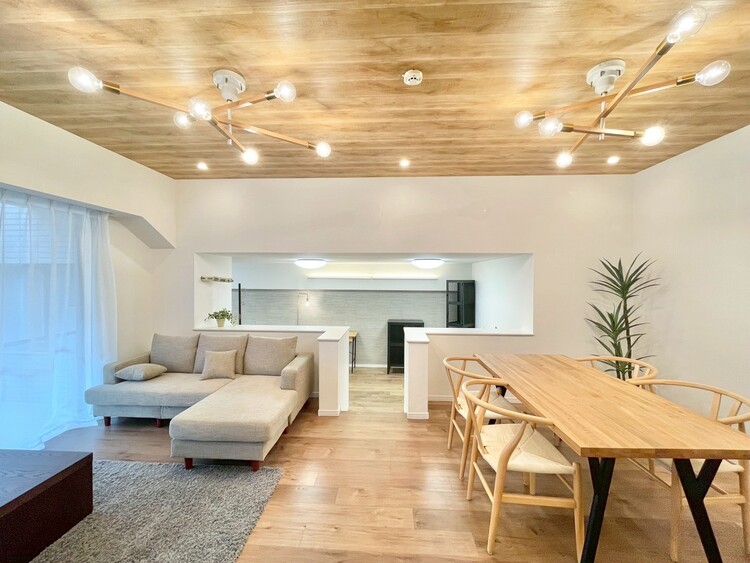 居間 落ち着いた雰囲気に包まれて、伸びやかな空間。