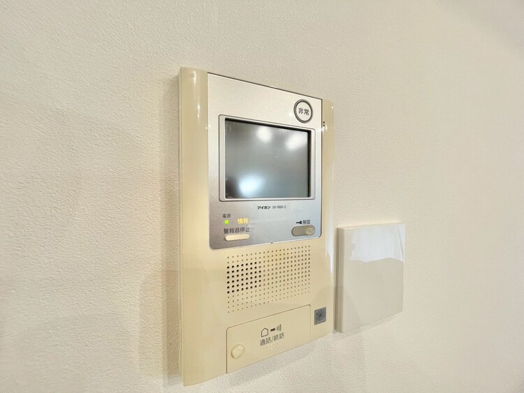 設備 誰が来てもわかる様にモニター付きインターホンを設置。
