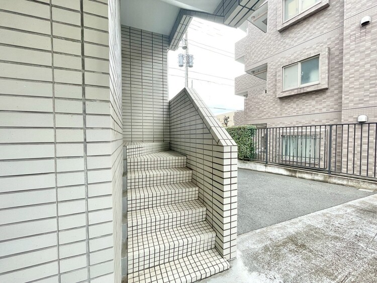 設備 共用部の階段です。明るく清潔に管理されています。