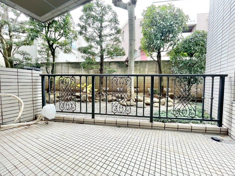 バルコニー 朝の澄んだ空気や、夕方に吹く清々しい風を感じられるバルコニー。