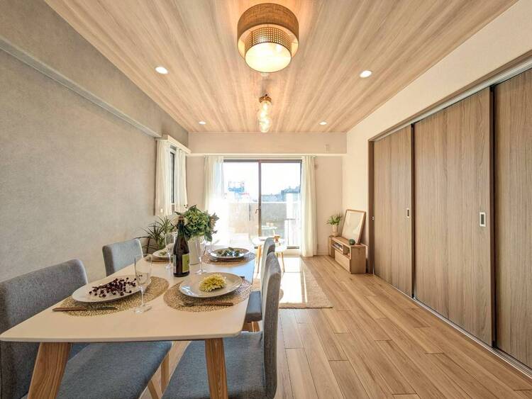 居間 伸びやかな空間のなかで、ゆったりとしたひとときを過ごせます。