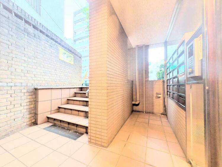 その他 共用部の階段です。明るく清潔に管理されています。