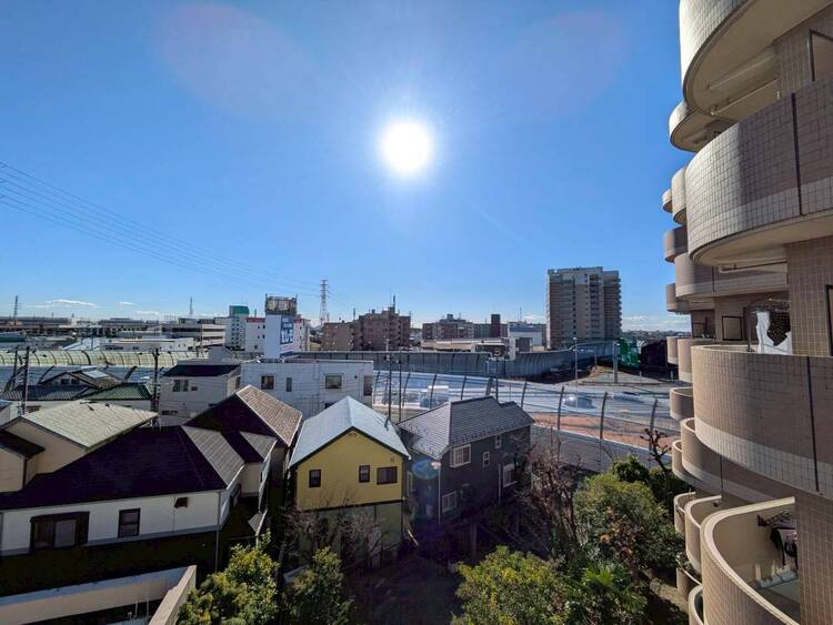 バルコニー 陽当たり・通風・開放感に恵まれた環境です。