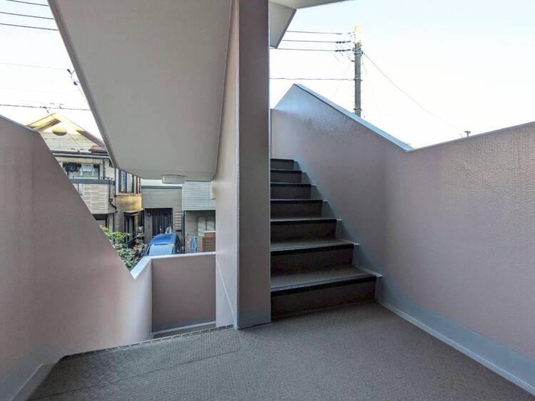 設備 共用部の階段です。明るく清潔に管理されています。