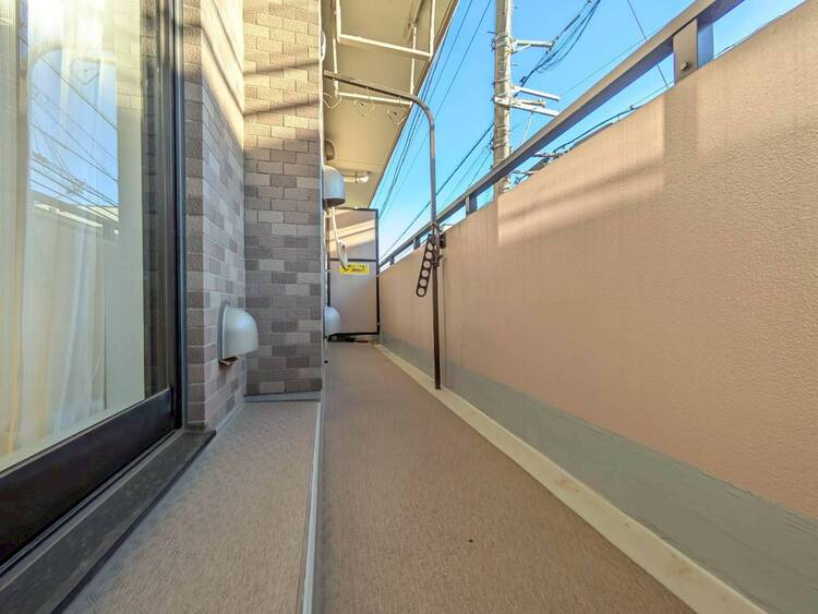 バルコニー 朝の澄んだ空気や、夕方に吹く清々しい風を感じられるバルコニー。