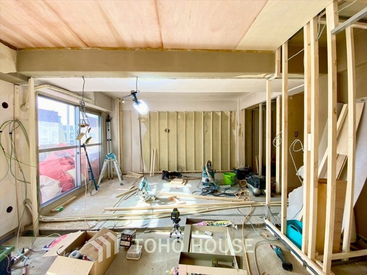 内装 現在改装中◆陽光◆が差し込む。この開放的なLDKに家族の笑顔が集う。家族が一緒に過ごす空間は明るく、そして居心地よく。