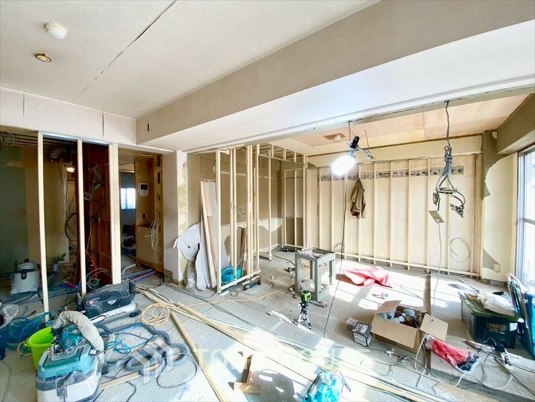 内装 現在改装中◆Sunshine◆光が燦々と入り、いるだけで気持ちいい。「開放的でゆとりあるお部屋です。」