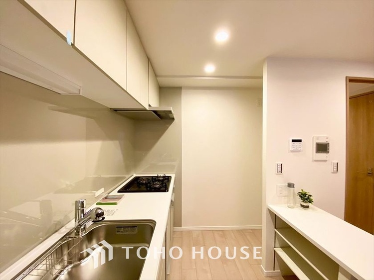 キッチン 【KITCHEN】◆ワクワク◆開放的で機能性も高いシステムキッチン。お子様は毎日のご飯にワクワク！