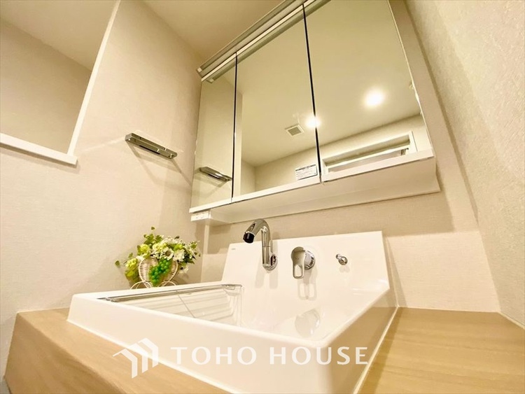 洗面 【WASHROOM】◆快適◆煌びやかな暮らしの中にも忘れたくない快適さ。大きな収納が助けてくれます。