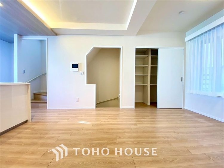 内装 【LIVING】◆陽光◆が差し込む。この開放的なLDKに家族の笑顔が集う。家族が一緒に過ごす空間は明るく、そして居心地よく。