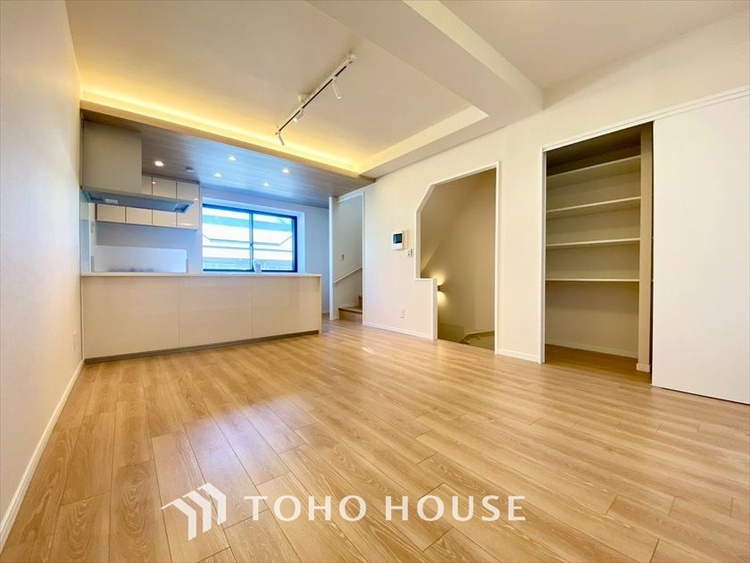 内装 【LIVING】◆扉を◆開くとこの景色。家族の”おかえり”の声が聞こえてきそう。