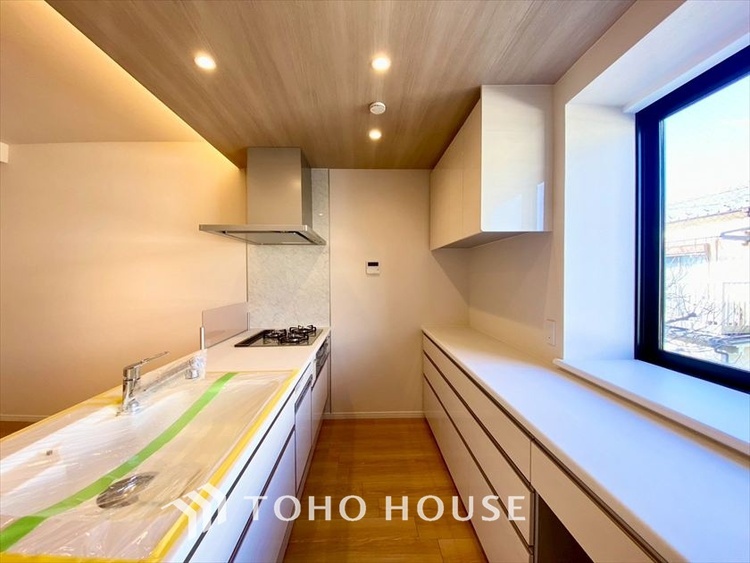 キッチン 【KITCHEN】◆ワクワク◆開放的で機能性も高いシステムキッチン。お子様は毎日のご飯にワクワク！