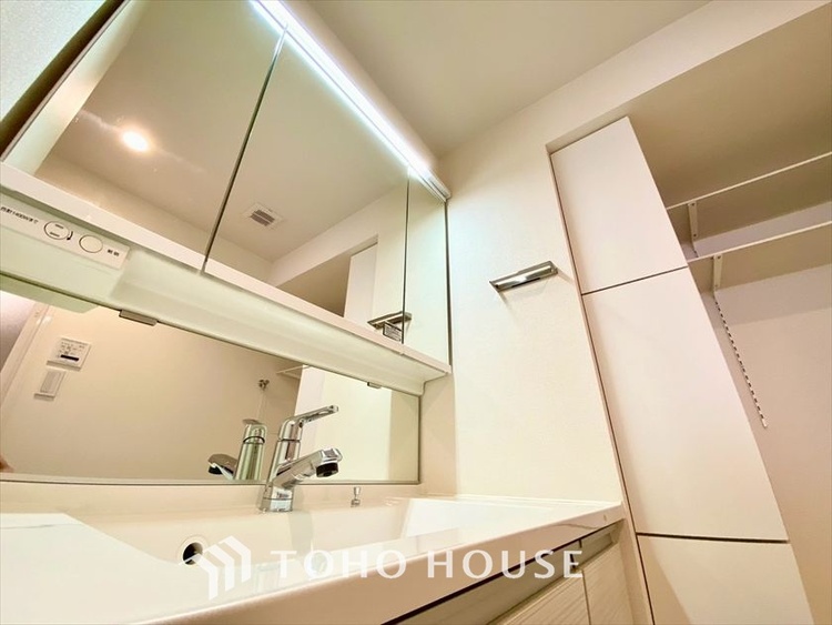 洗面 【WASHROOM】◆快適◆煌びやかな暮らしの中にも忘れたくない快適さ。大きな収納が助けてくれます。