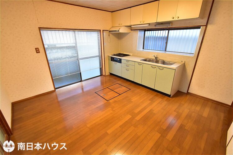 キッチン 【ダイニングキッチン】約8帖のダイニングキッチンです！収納や勝手口もあります♪