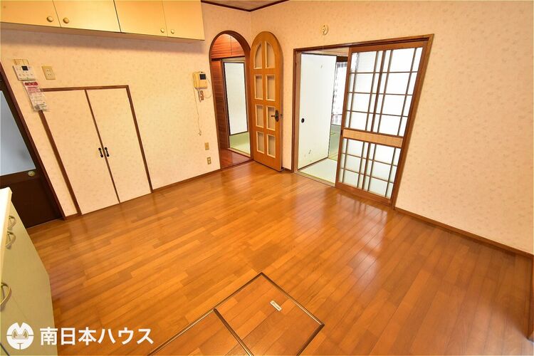 キッチン 【ダイニングキッチン】約8帖のダイニングキッチンです！廊下、和室から出入りできるダイニングキッチン♪