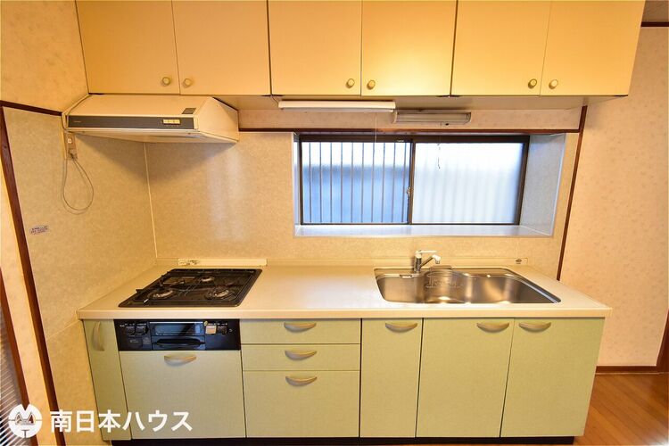 キッチン 【キッチン】吊戸棚付きのキッチンです！目の前に窓があり調理中に換気できます♪