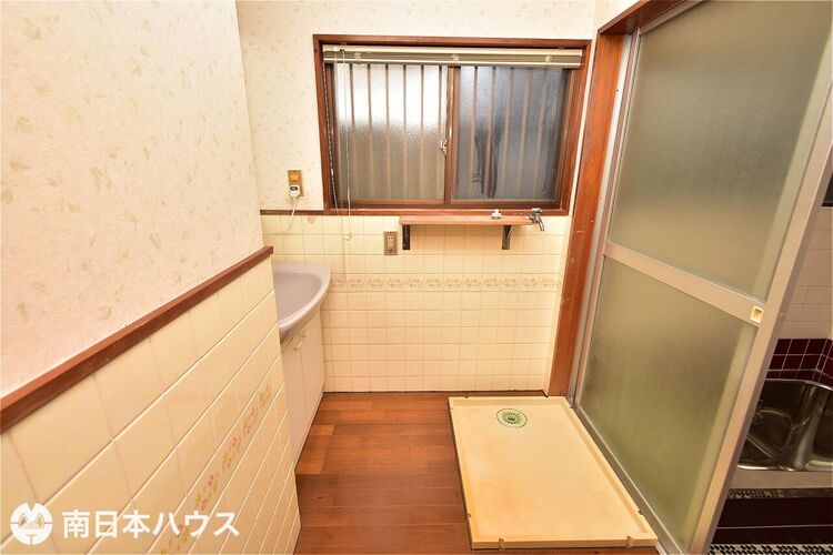 その他 【洗面所】湿気の多い水回りに窓があるので自然換気ができ、衛生的です♪