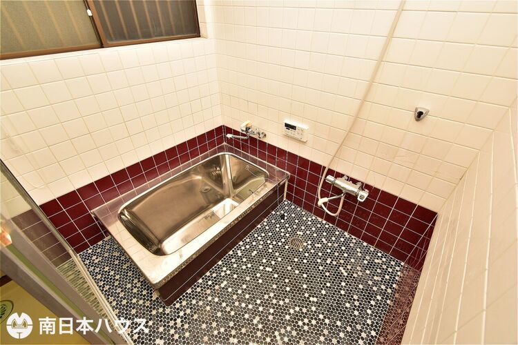 風呂 【浴室】窓付きの浴室です！リフォームのご相談も弊社にお気軽にお問い合わせください♪