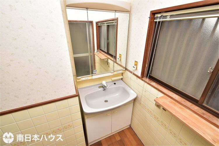 その他 【洗面台】3面鏡の洗面台です！収納が多く水回りもスッキリ片付きます♪