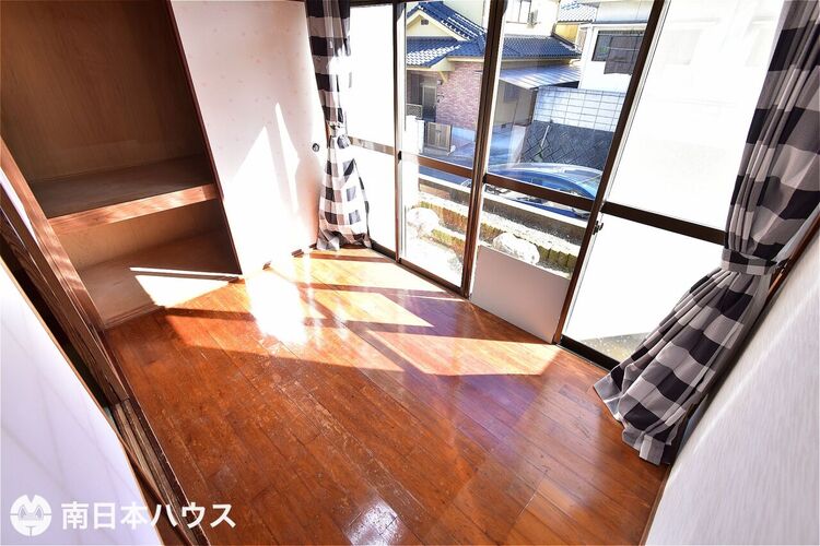 内装 【広縁】東向きの日当たり良好な室内です！奥に収納付きです♪