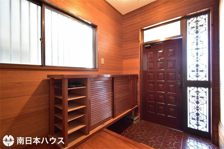 玄関 【玄関】シューズボックス付き！窓があり暗くなりがちな玄関も明るいです♪