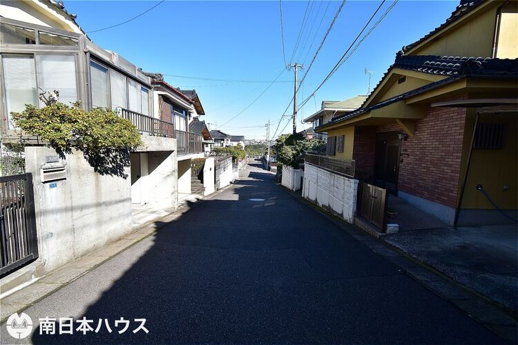 外観 【前面道路】東向きの前面道路幅は約6ｍです！団地内の道路で交通量の少ない静かな住環境です♪