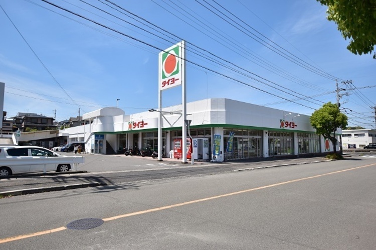周辺 【タイヨー西陵店】は、鹿児島市西陵6丁目21番15号に位置する西郷団地中央交差点近くのスーパーです。取扱品目は主に「生鮮食品・日配品・一般食品・日用雑貨・衣料品」です。駐… 徒歩 約7分（約500m）