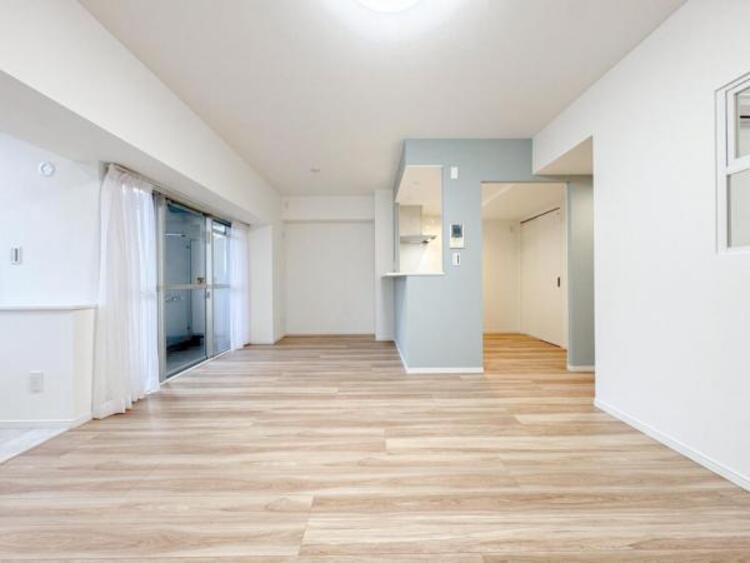 居間 お天気が晴れの日は照明をつけなくても充分明るいリビングです！どこか落ち着きのある広々とした内装です！皆で過ごす空間が、目に浮かんでくる様な優しいリビングダイニングです！くつろいだり楽しい時間を是非！