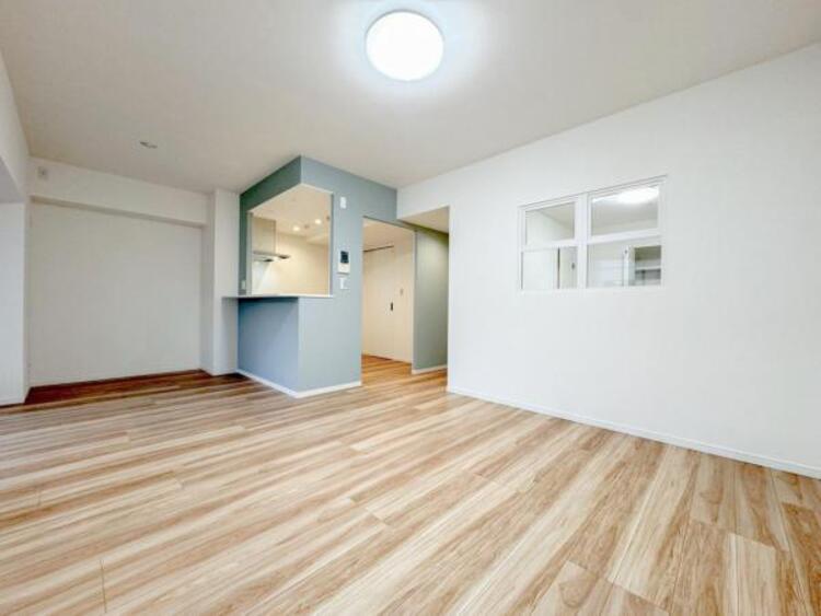 居間 リビングにあふれる採光と心地よい風のつどう調和された空間！！生活を彩る充実した日々が過ごせそうです。家族の滞在期間が長くなることを予測して、設計士が思いと工夫をこらした自慢のリビングダイニング！！！