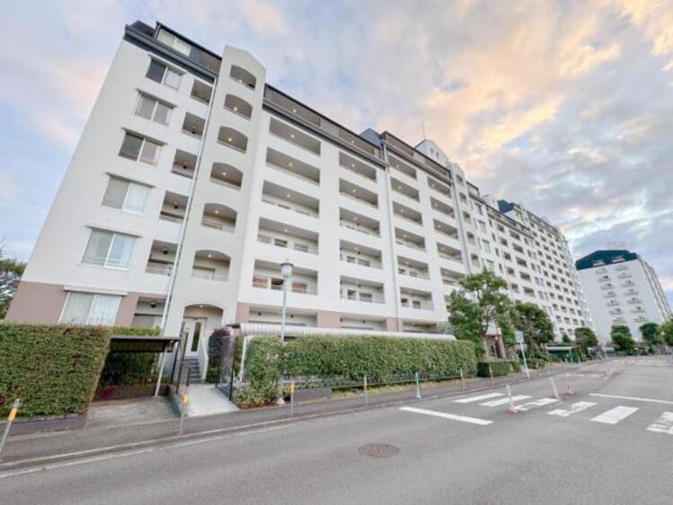 外観 青空を背景にスタイリッシュな外観が住まう人に誇りを与えます。駅周辺施設も利用でき快適生活が送れます！四季を通じて自然と触れ合えるスポットが周辺には沢山あり、お散歩やジョギング週末の遊びにおすすめです。																						