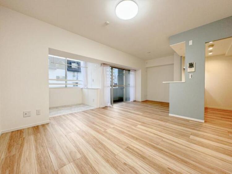 キッチン 家族の会話や笑顔が行き交うリビングで、子供を走り回らせたい。ダイニングテーブルでゆったり食事を堪能。光と風が溢れる開放的なリビングダイニングには、くつろぎの空間を生み自然と家族みんなが集まってきます