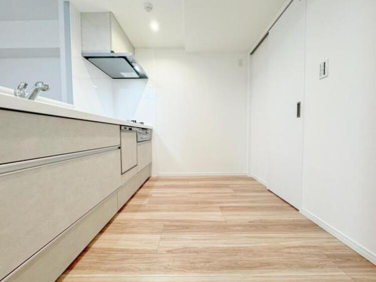 キッチン 広く取られたキッチンスペースはとても便利です。　自由にレイアウトがカスタマイズできます。