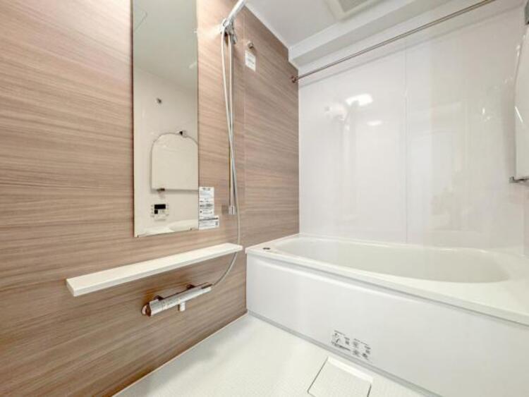 風呂 ゆったりと寛げる広々バスで足を伸ばしてリラックス。　最新のユニットバスは設備も充実です。