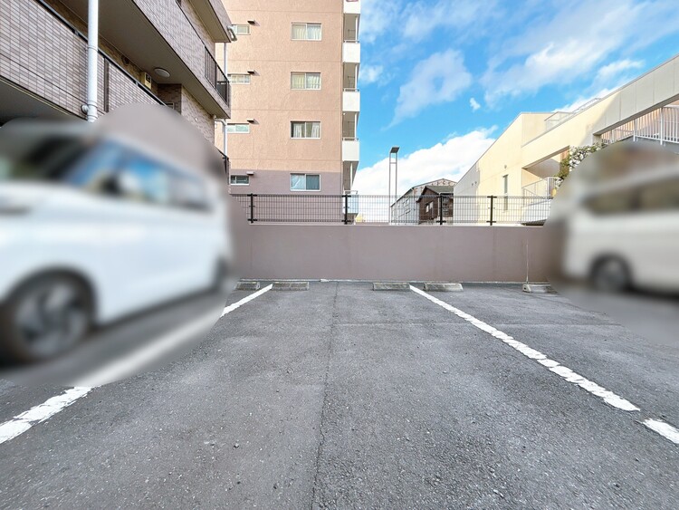駐車場 本物件の駐車スペースです。車種制限のある場合もございますので、お気軽にお問い合わせくださいませ。
