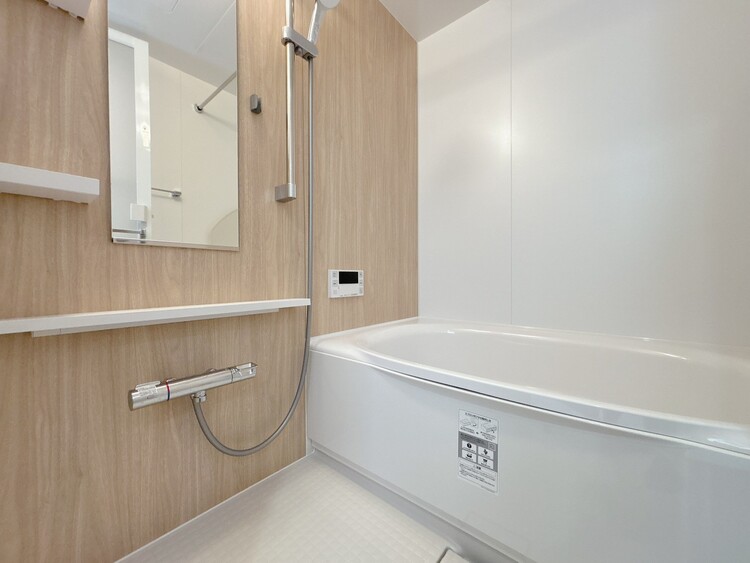 風呂 一日の疲れを癒すバスルームは、心地よいリラックスを叶える清潔感溢れる空間です。